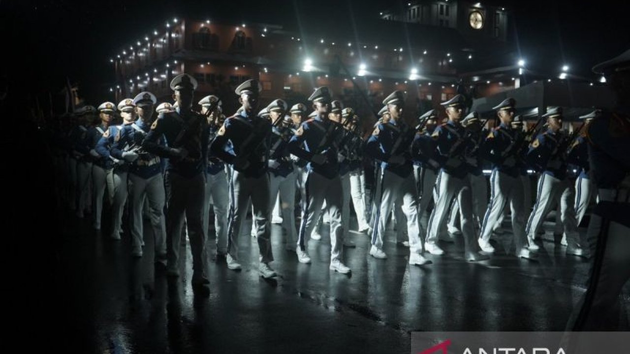 Presiden Prabowo Subianto memimpin Parade Senja di Akmil Magelang, dihadiri Presiden Jokowi dan SBY, menampilkan atraksi GSCL dan pasukan berkuda di tengah guyuran hujan.