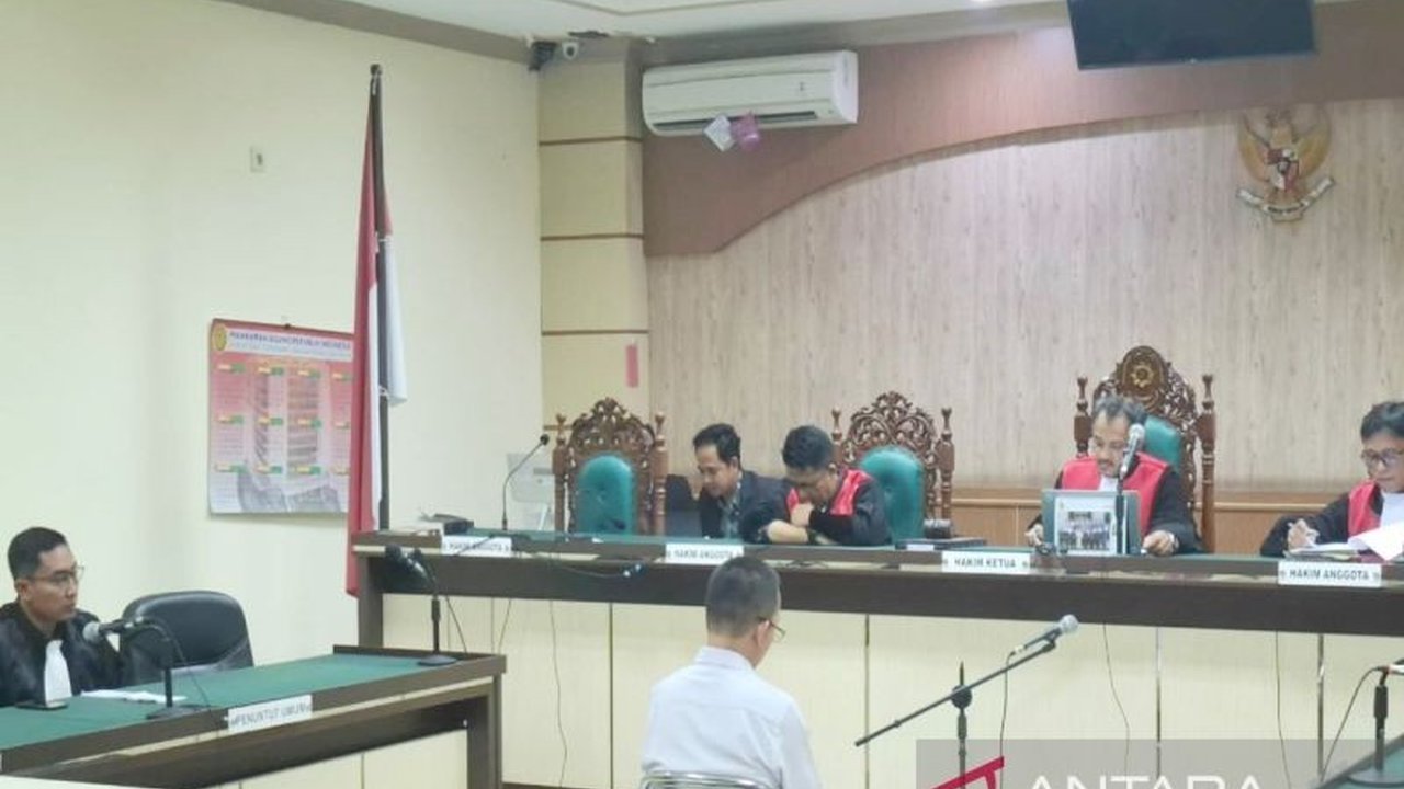 Mantan Plt Kepala Dinas Sosial HST, Wahyudi Rahman, divonis satu tahun penjara dan denda Rp51,5 juta terkait kasus korupsi kegiatan kader sosial tahun 2022 yang merugikan negara hingga Rp389 juta.