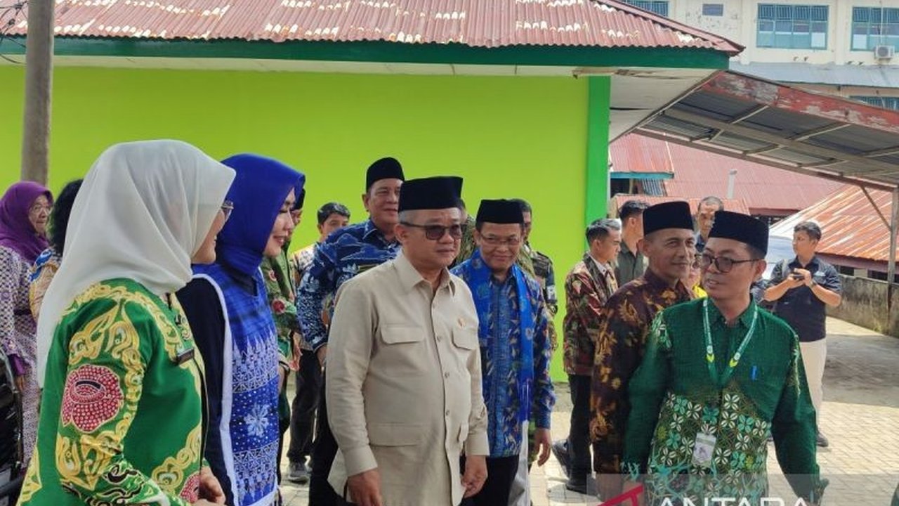 Menteri Pendidikan, Kebudayaan, Riset, dan Teknologi mendorong sekolah-sekolah di Indonesia beralih ke energi terbarukan untuk mengurangi dampak perubahan iklim, seperti yang telah dilakukan oleh SMA Muhammadiyah 4 Bengkulu.