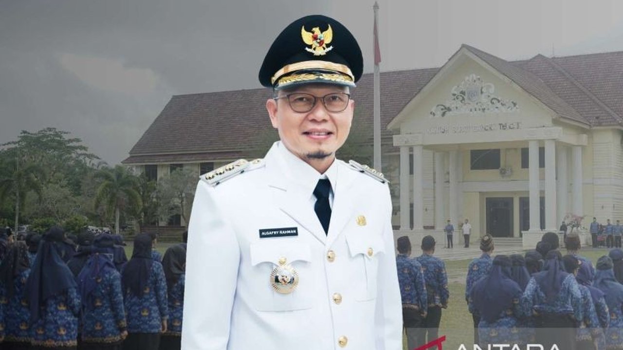 Pemerintah Kabupaten Bangka Tengah berkomitmen meningkatkan kualitas pendidikan dengan meluncurkan program beasiswa yang menargetkan 10.000 pelajar berprestasi dan kurang mampu, demi peningkatan IPM daerah.