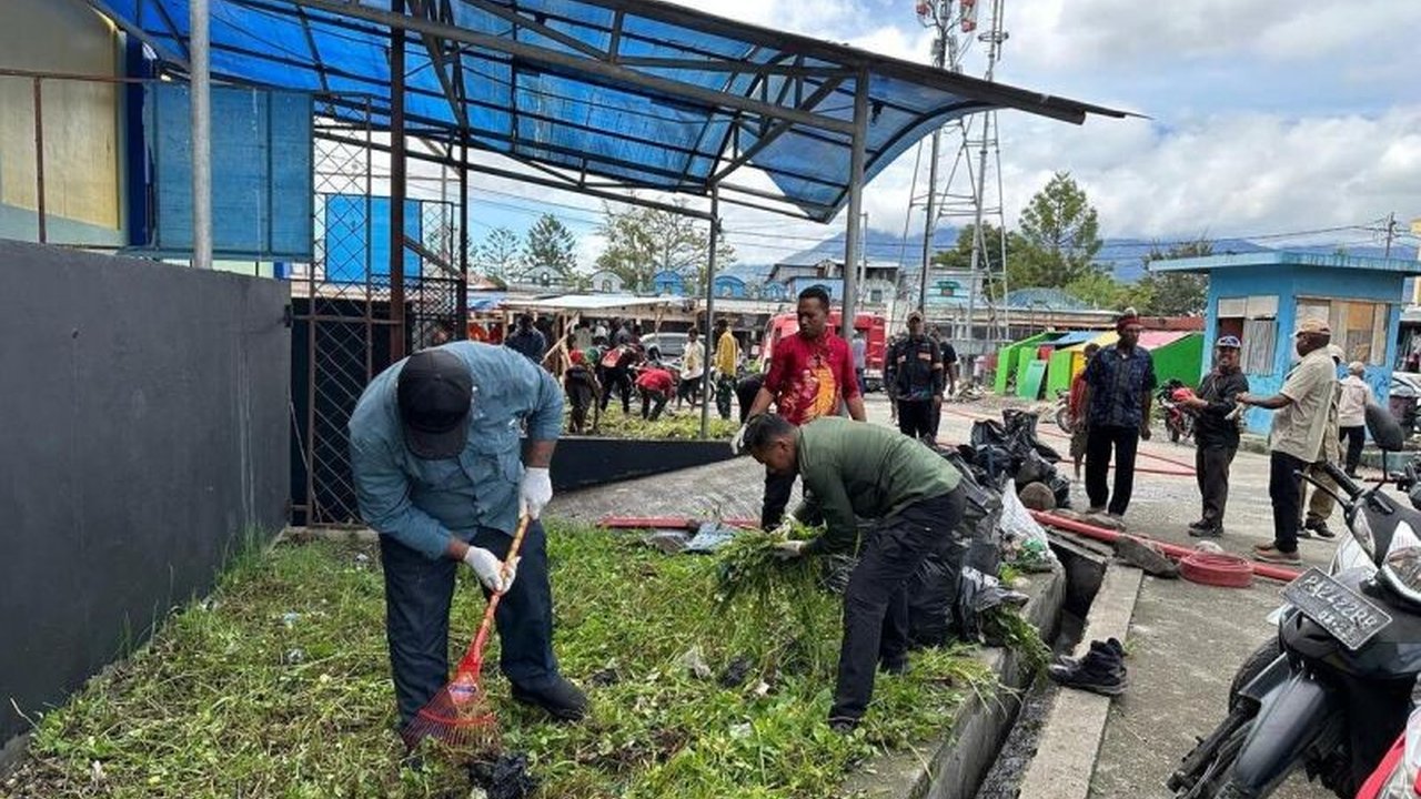 Jelang Ramadhan, Pemprov Papua Pegunungan bersama warga bergotong royong membersihkan Mal Wamena, pusat ekonomi dan interaksi sosial di Wamena, untuk mendorong pertumbuhan ekonomi daerah.