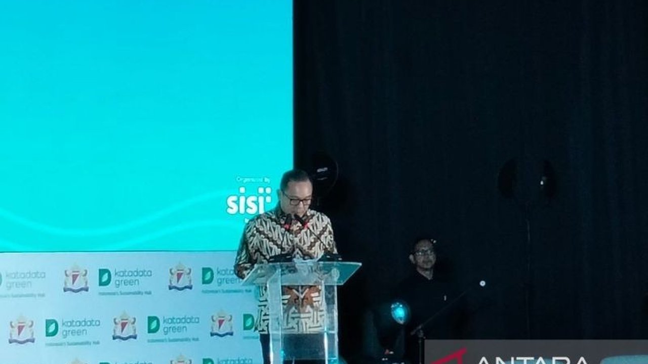 Wakil Menteri Investasi mendorong investasi besar-besaran di Energi Baru Terbarukan (EBT) Indonesia, meskipun berisiko tinggi, mengingat potensi EBT mencapai 3.700 gigawatt.