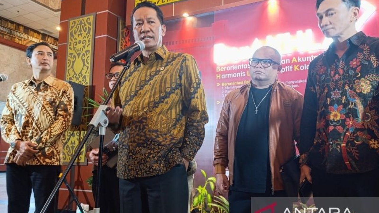 Gitaris Padi Reborn, Piyu, bersama Asosiasi Komposer Seluruh Indonesia (AKSI) mengusulkan revisi UU Hak Cipta kepada Menkumham Supratman Andi Agtas untuk melindungi hak dan kesejahteraan pencipta lagu.