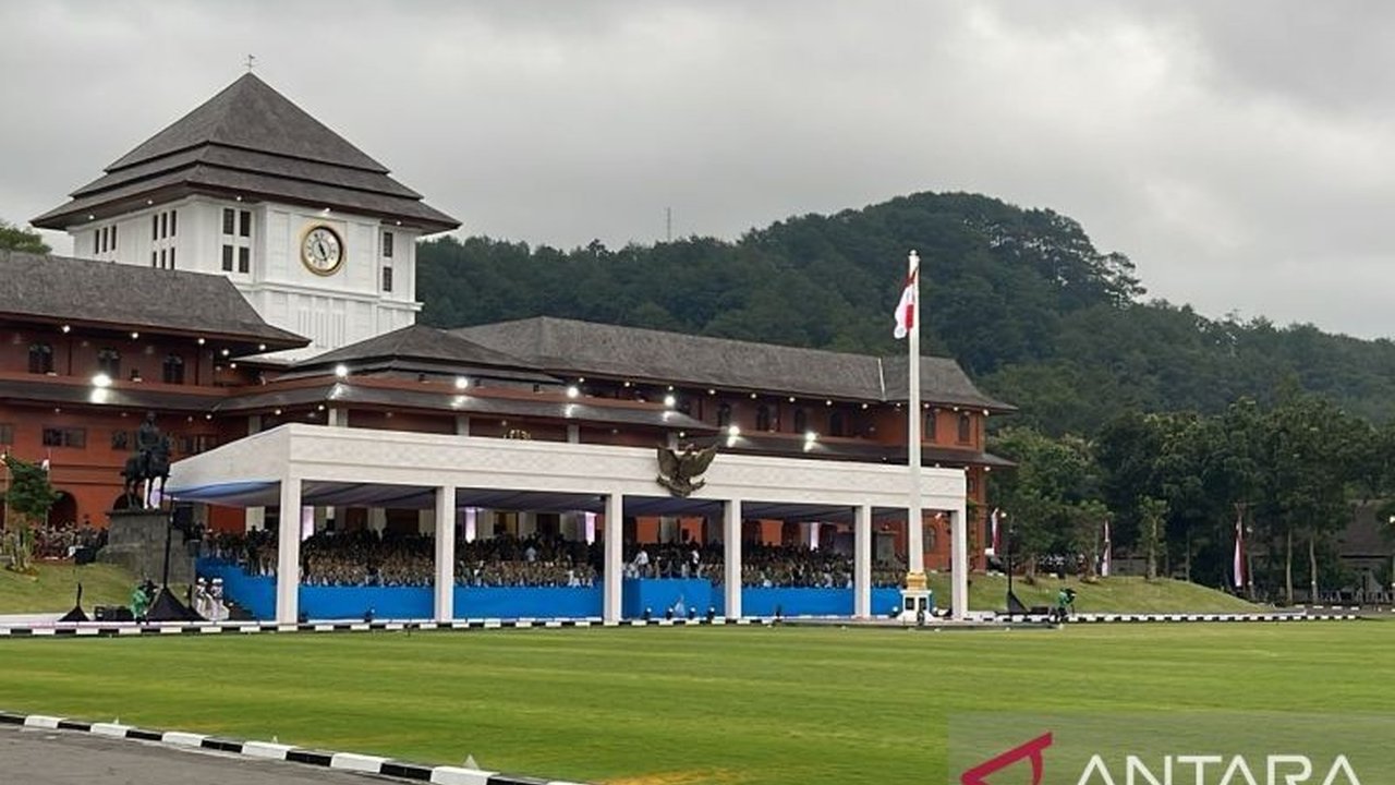 Mengenakan seragam Komcad, ratusan kepala daerah bersiap mengikuti parade senja di Akmil Magelang yang dipimpin Presiden Prabowo Subianto, sebagai bagian dari pembekalan kepemimpinan.