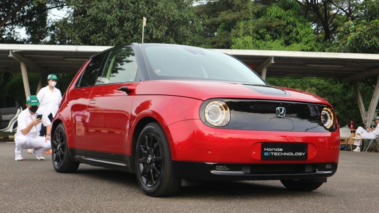 Pakar ITB ungkap perbandingan biaya operasional BEV dan ICE, menunjukkan penghematan signifikan hingga 80% pada BEV, meskipun harga beli awal lebih tinggi.