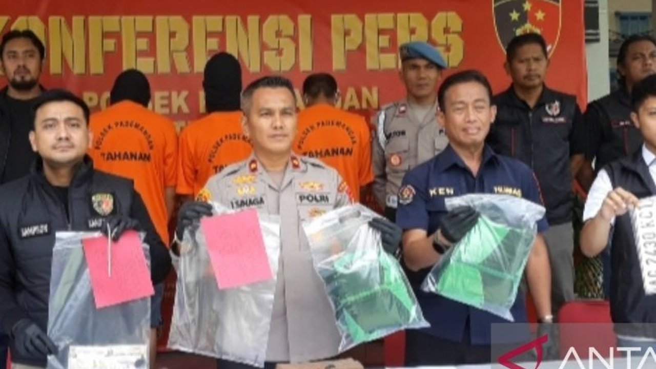 Polisi menangkap tiga pelaku spesialis pencurian sepeda motor (curanmor) di Apartemen Royal Spring Hill, Jakarta Utara; dua pelaku curanmor ditembak karena melawan petugas.