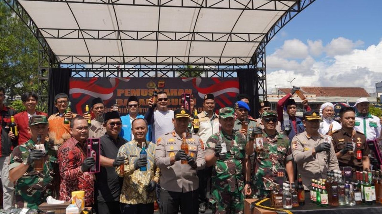 Ribuan Botol Miras Dimusnahkan Polres Tasikmalaya Kota Jelang Ramadhan