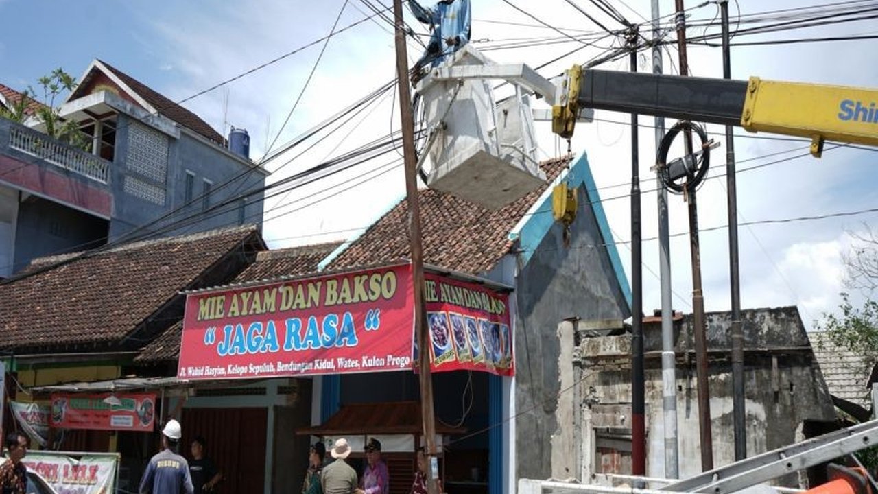 Dinas Kominfo Kulon Progo menertibkan tiang fiber optik liar di Kalurahan Bendungan yang membahayakan pengguna jalan dan telah dua kali menyebabkan kecelakaan.