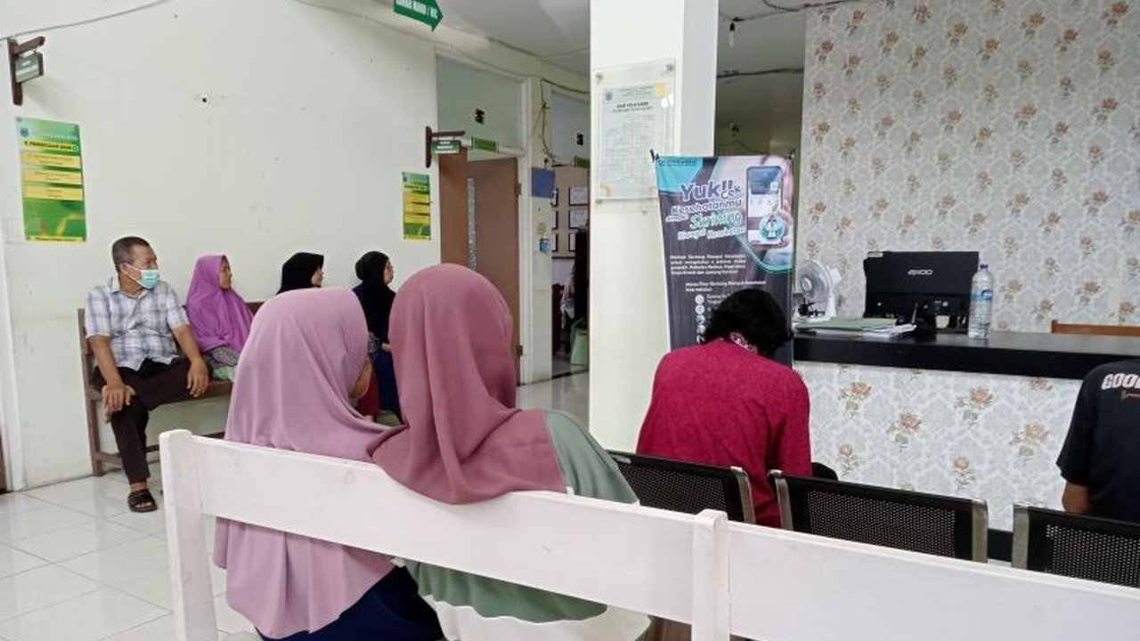Dinas Kesehatan Kota Mataram memastikan layanan kesehatan di 11 puskesmas tetap optimal selama Ramadhan, meskipun ada pengurangan jam kerja, layanan IGD tetap 24 jam.