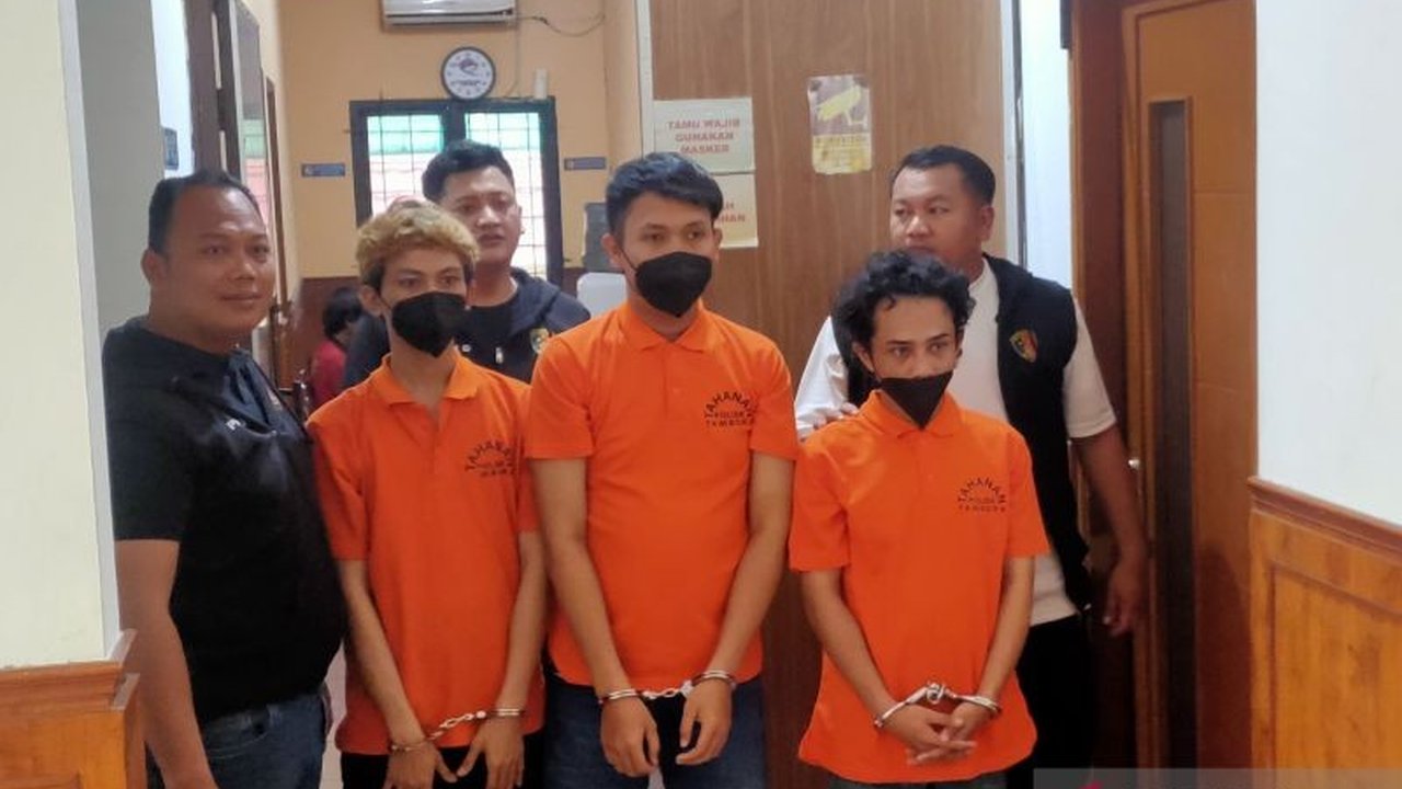 Tiga pria di Jakarta Barat merampas uang Rp2,5 juta dari seorang pemulung setelah melukai korbannya; uang hasil kejahatan digunakan untuk membeli narkoba dan judi daring.