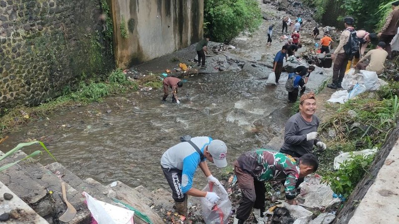 Selama Ramadan, DLH Cianjur mengerahkan 18 armada untuk mengangkut sampah yang meningkat hingga 20 persen, guna mencegah penumpukan sampah di berbagai wilayah Cianjur.