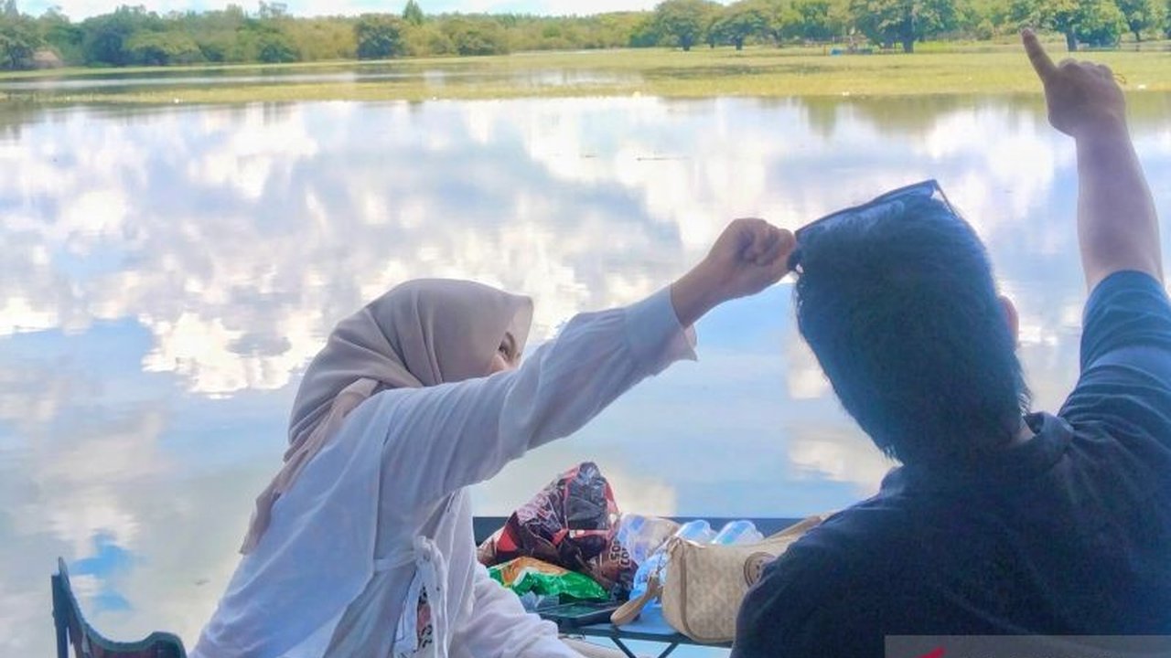 Desa Pinang Banjar, Muara Enim, sukses mengubah lahan pertanian gagal panen menjadi tempat wisata unggulan yang mendongkrak perekonomian warga dan meraih penghargaan tingkat Provinsi Sumatera Selatan.