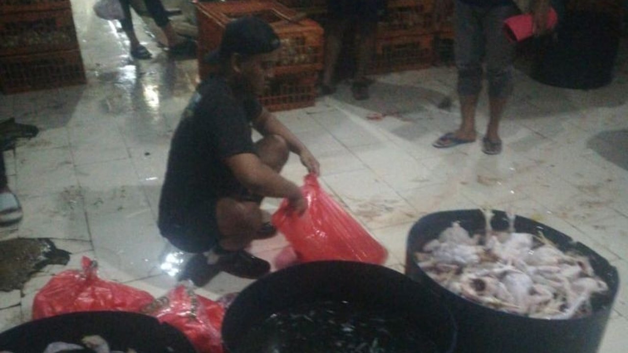 Polisi menangkap S (31) di Pasar Kebayoran Lama, Jakarta Selatan, karena memproduksi ayam gelonggongan yang telah ditambahkan air, melanggar UU Perlindungan Konsumen.