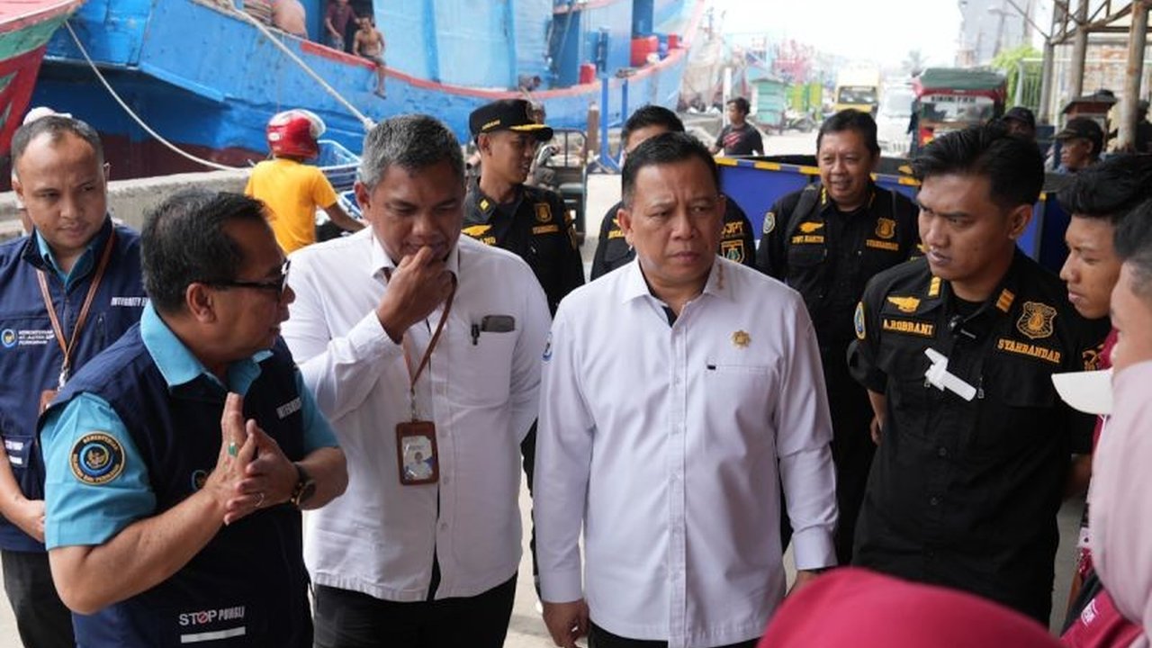 Kementerian Kelautan dan Perikanan (KKP) memastikan layanan di pelabuhan perikanan tetap optimal selama Ramadhan, termasuk pengurusan izin dan pendaratan ikan, demi menjaga stabilitas harga dan ketersediaan ikan.