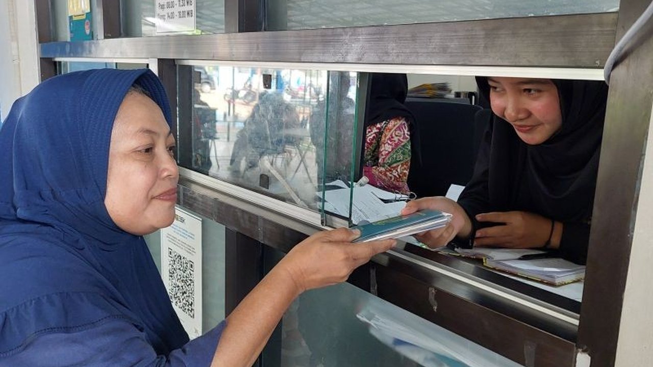 Kantor Imigrasi Kelas I Bengkulu memastikan layanan pembuatan paspor tetap lancar untuk calon jamaah haji 2025, dengan kuota harian 140 pemohon dan layanan kolektif yang tersedia.