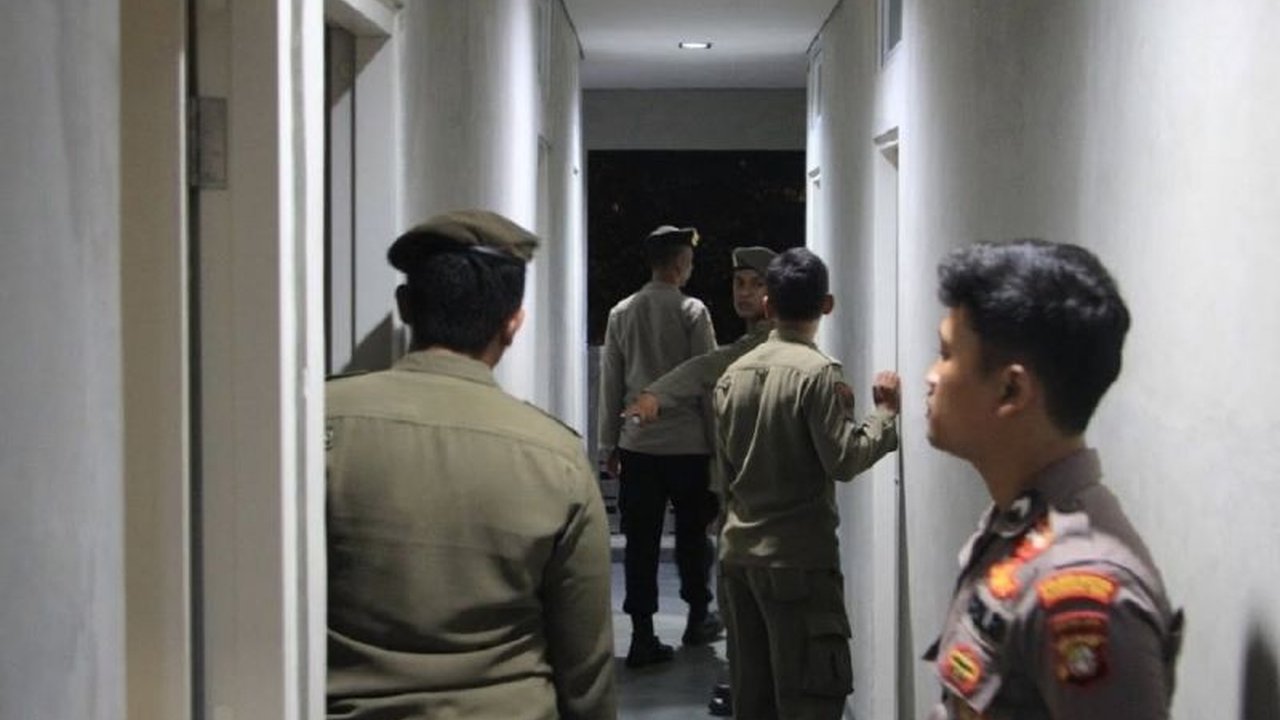 Satpol PP Kota Tangerang menggandeng TNI dan Polri untuk memberantas praktik pelacuran di wilayah Karawaci dan Neglasari menjelang Ramadan, mengamankan 17 pasangan bukan suami istri.