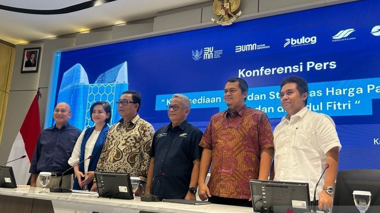 ID FOOD dan Bulog siapkan stok besar Minyakita, beras, gula, daging, dan bahan pokok lain untuk operasi pasar murah jelang Ramadhan dan Idul Fitri 2025, demi stabilitas harga.