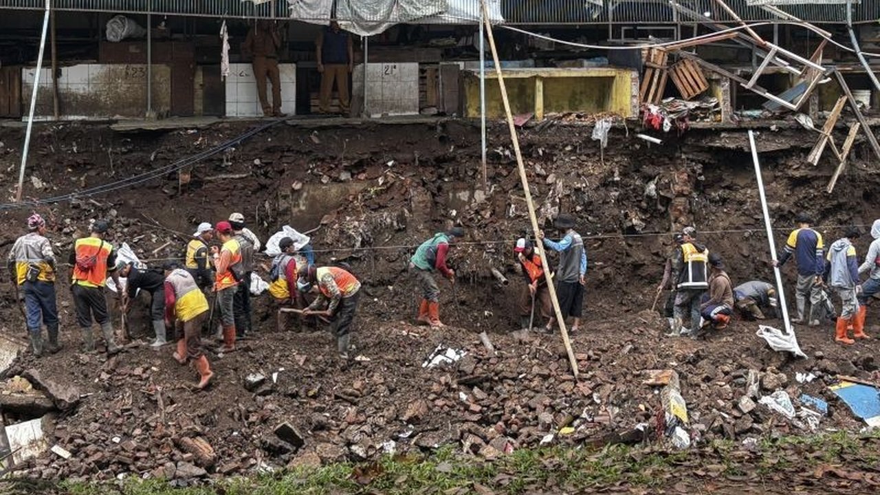 Wakil Wali Kota Bandung meminta pengecekan menyeluruh kirmir sungai setelah kejadian ambruknya kirmir di Sungai Cikapundung Kolot yang mengakibatkan longsor.