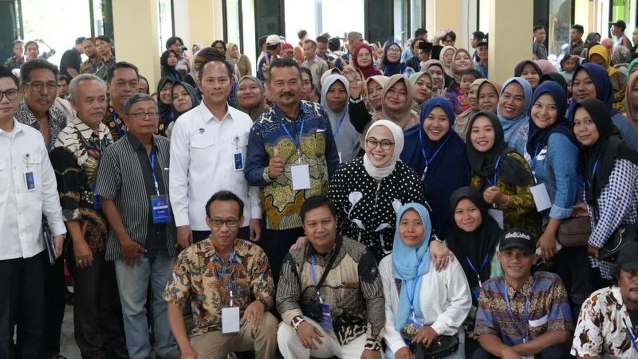 Anggota Komisi IX DPR RI Cellica Nurrachadiana dampingi Badan Gizi Nasional sosialisasikan Program Makan Bergizi Gratis (MBG) di Karawang, Jawa Barat, untuk meningkatkan gizi masyarakat.