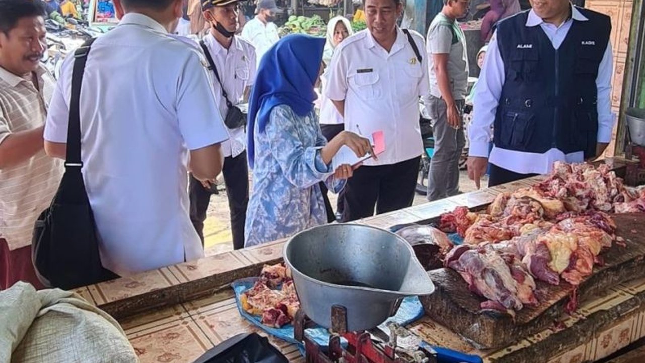 Pemerintah Kabupaten Probolinggo memastikan harga bahan pokok tetap stabil menjelang Ramadhan, meskipun ada sedikit kenaikan pada beberapa jenis sayuran dan cabai.