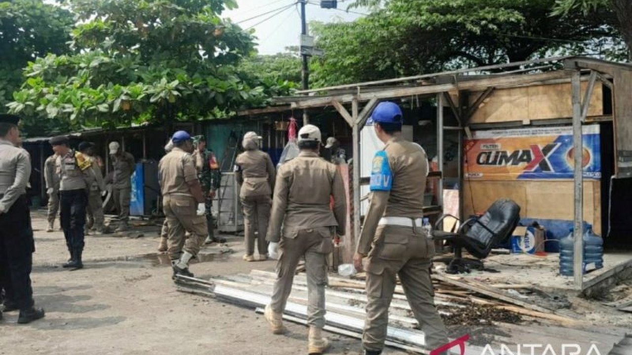 Puluhan bangunan liar ditertibkan di akses Tol Karawang Timur untuk memperlancar perbaikan jalan dan drainase, melibatkan ratusan petugas gabungan dari berbagai instansi.