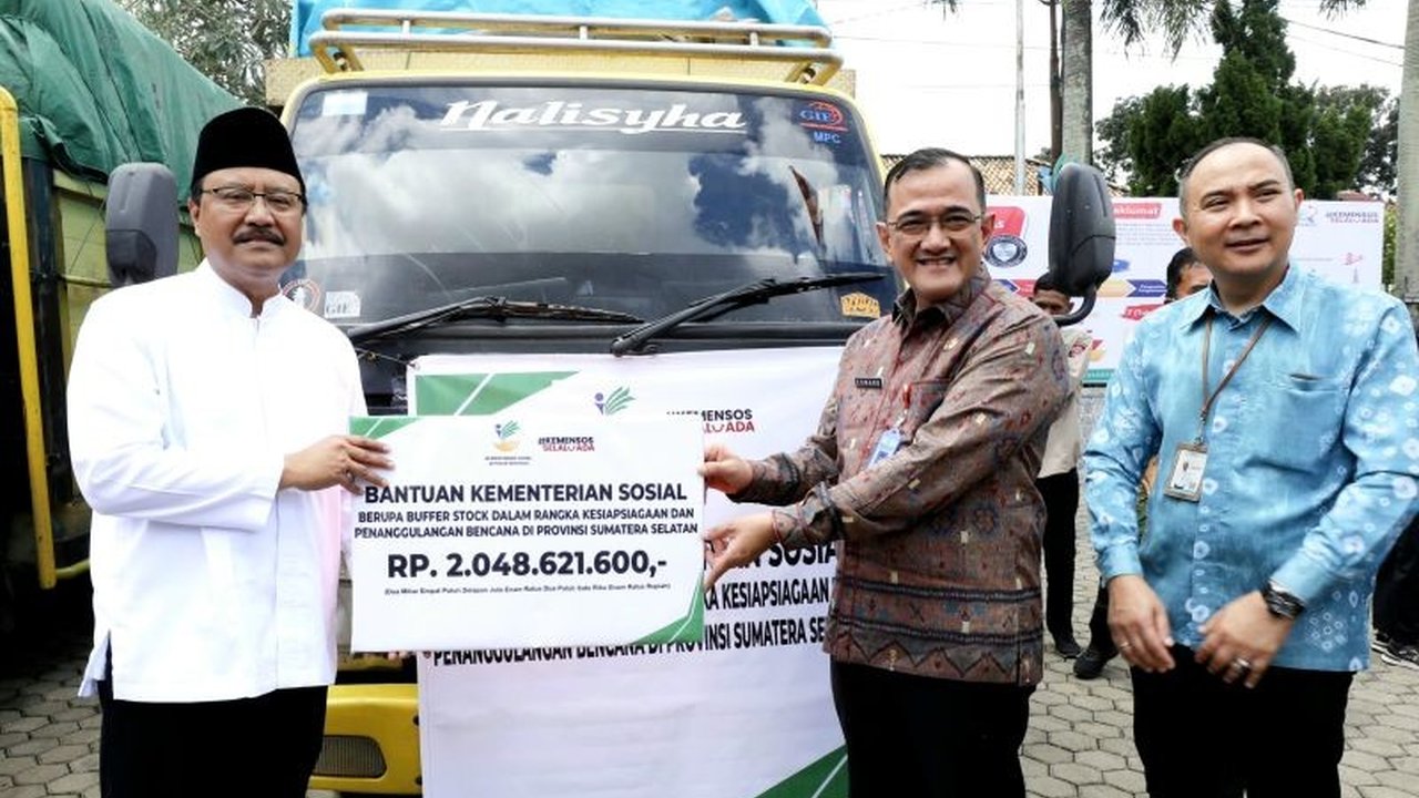 Kemensos menyerahkan bantuan logistik senilai total Rp2 miliar lebih untuk penanggulangan bencana di Sumatera Selatan dan bantuan Atensi senilai Rp100 juta lebih untuk 11 penerima manfaat.