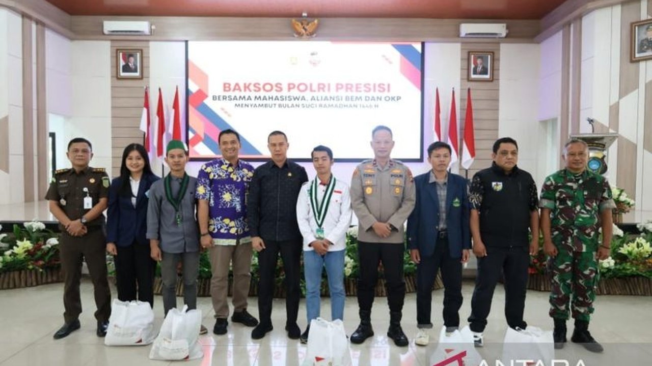 Polda Kepulauan Bangka Belitung bersama mahasiswa dan pemuda membagikan 1.200 paket sembako untuk membantu masyarakat kurang mampu menjelang Ramadhan, sebagai wujud kepedulian dan semangat berbagi.
