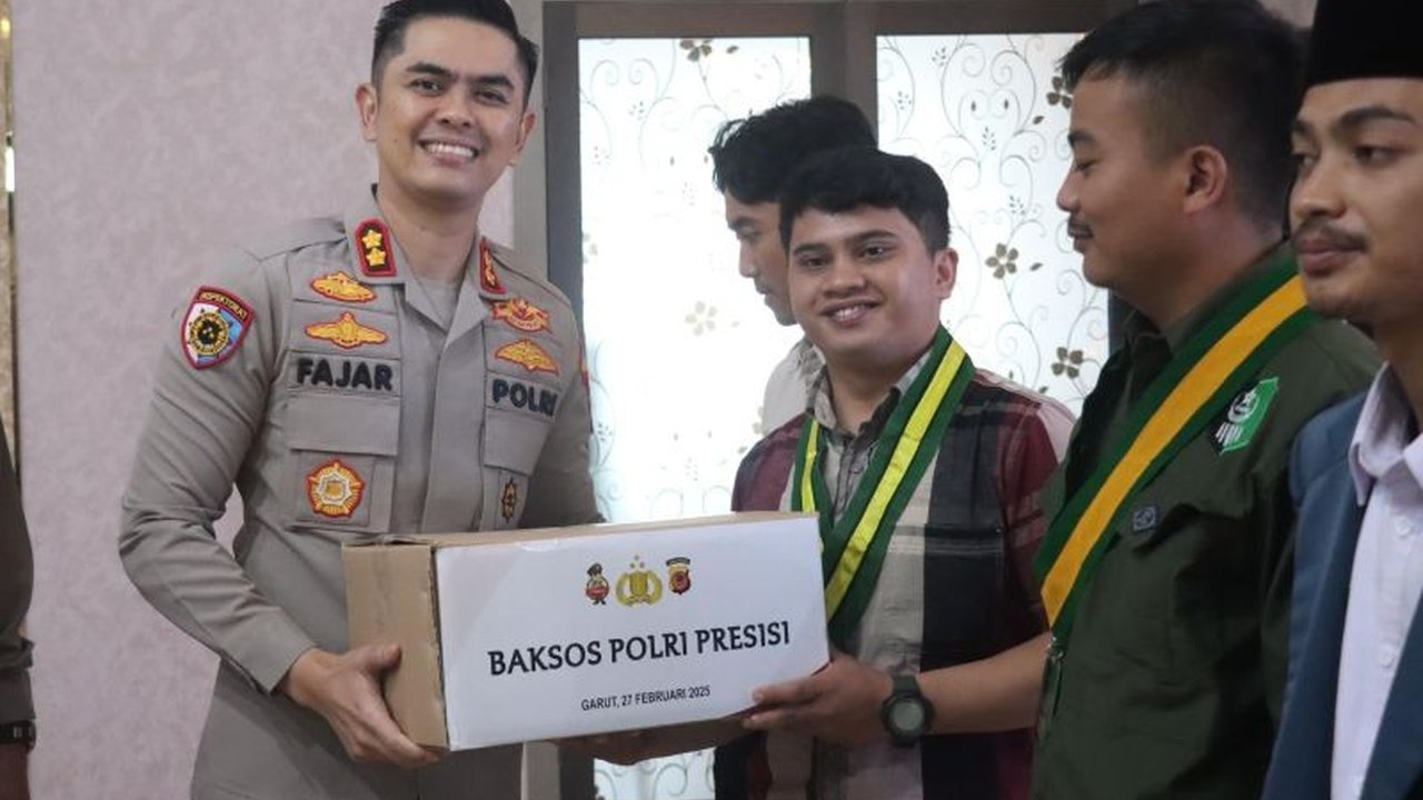 Kepolisian Resor Garut membagikan paket sembako kepada mahasiswa, buruh, dan organisasi kepemudaan untuk meringankan beban hidup menjelang Ramadhan, sekaligus mempererat sinergi.