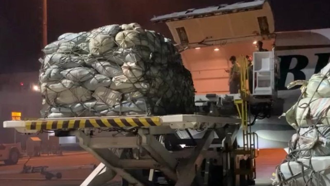 Bandara Ahmad Yani Semarang menambah layanan penerbangan kargo menuju Makassar, Sulawesi Selatan, menggunakan maskapai Rimbun Air, diharapkan efisiensi waktu dan biaya pengiriman barang ke kawasan timur Indonesia.