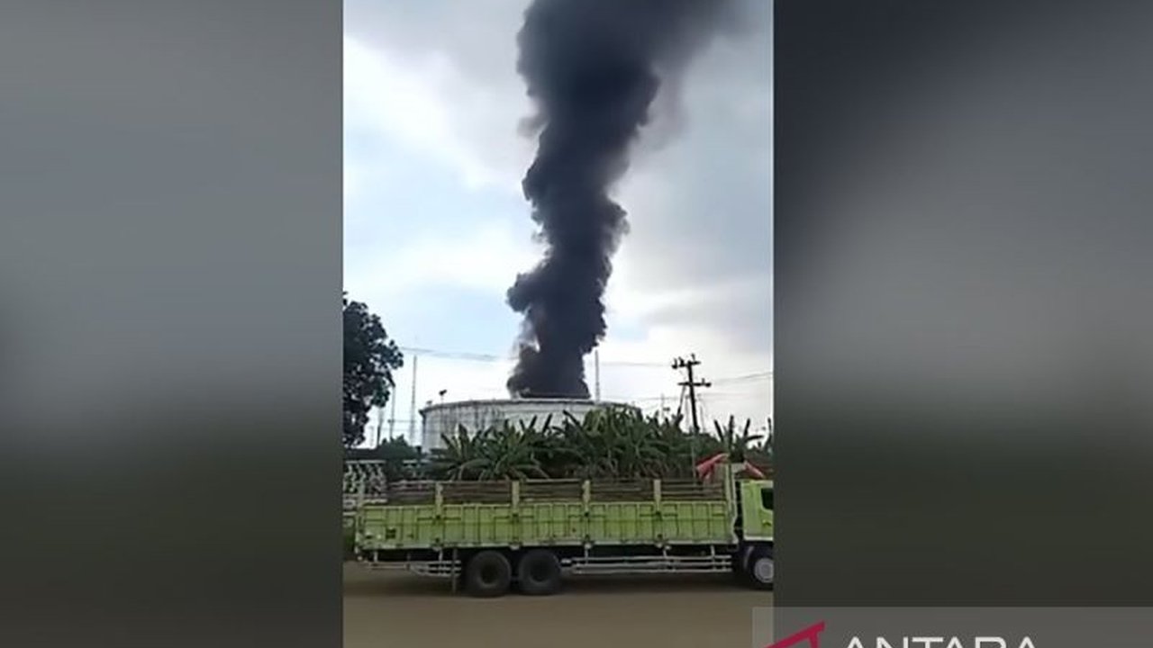 PT Kilang Pertamina Internasional RU IV Cilacap memastikan tidak terjadi kebakaran tangki 38T-101, melainkan hanya percikan api saat pembersihan lumpur selama pemeliharaan berkala.