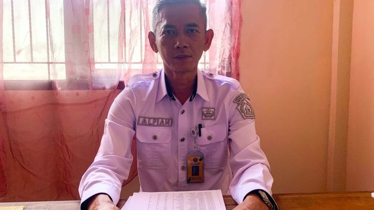 Pemerintah Kota Kendari salurkan ribuan ton benih jagung untuk kelompok tani di 11 kecamatan, bertujuan meningkatkan produksi dan mendukung ketahanan pangan nasional.