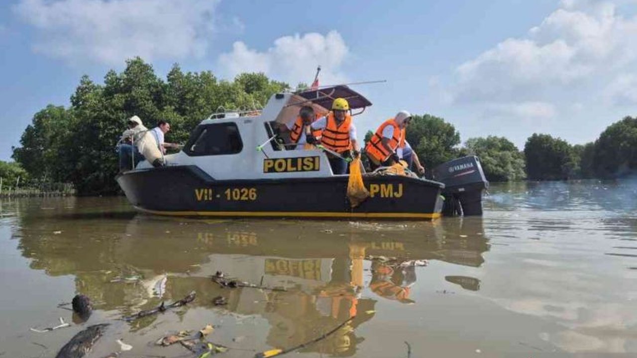 Menteri Lingkungan Hidup memimpin aksi bersih-bersih hutan bakau di Muaragembong, Bekasi, untuk mengatasi masalah sampah dan menjaga kelestarian ekosistem pesisir.