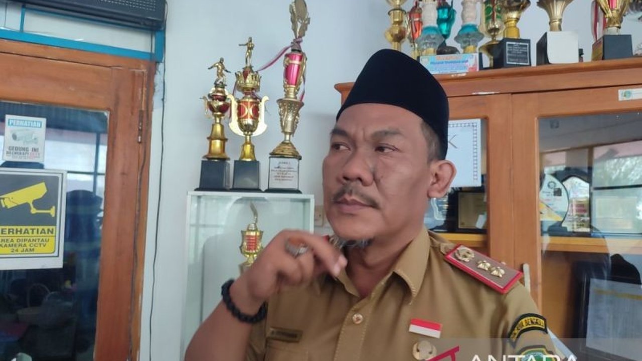 Dinas Dikbud Kota Bengkulu menunggu arahan pusat terkait ijazah elektronik untuk SD dan SMP, sementara Pemkot melarang sekolah menahan ijazah siswa.