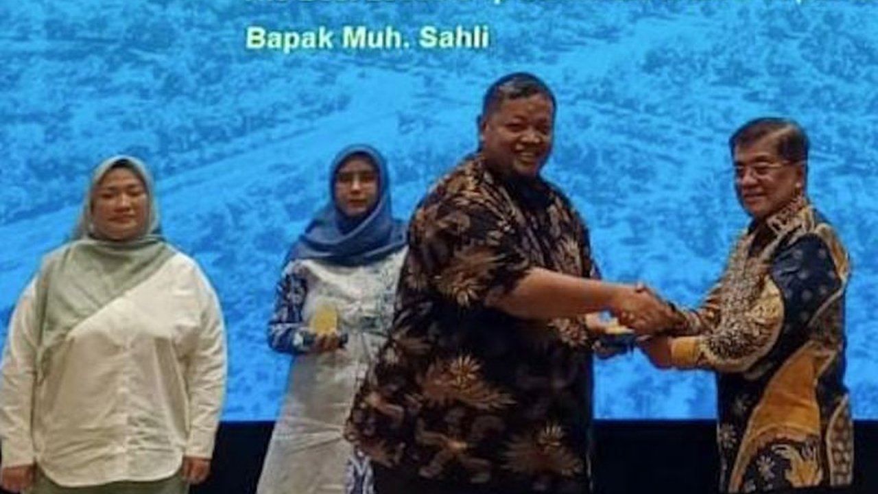 PT Kereta Api Indonesia (KAI) meraih dua penghargaan bergengsi di Indonesia Sustainability Award 2025 atas komitmennya terhadap implementasi prinsip Environmental, Social, Governance (ESG).
