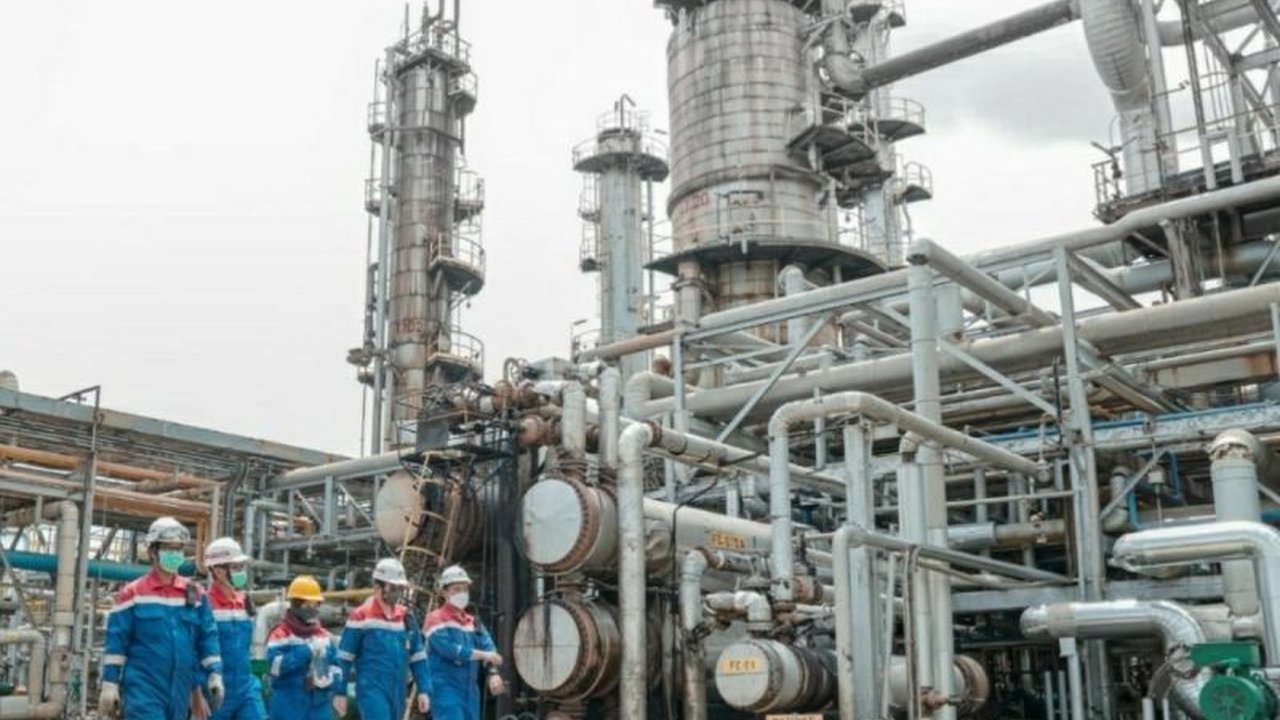 Kilang Pertamina Plaju sukses menurunkan emisi CO2 lewat inovasi Promax, hemat energi, dan raih penghargaan Proper Emas.
