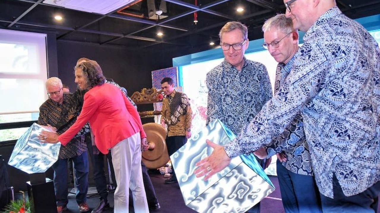 Universitas Deakin Lancaster Indonesia (DLI), kampus kolaborasi pertama Inggris-Australia di Indonesia, resmi dibuka di Bandung, menawarkan gelar sarjana ganda di bidang bisnis dan teknologi informasi mulai September 2025.