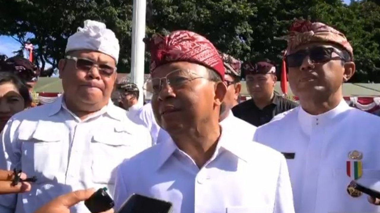 Gubernur Bali, I Wayan Koster, mendesak Pemkot Denpasar untuk memperluas kawasan hijau dan beralih ke energi bersih demi kualitas udara dan target net zero emission 2045.