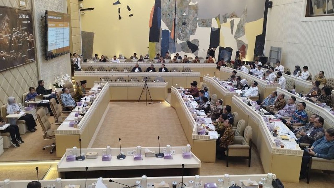 Komisi II DPR RI menggelar rapat kerja membahas persiapan Pemungutan Suara Ulang (PSU) Pilkada 2024 setelah Mahkamah Konstitusi (MK) mengabulkan 26 gugatan, memicu kekhawatiran terkait anggaran.