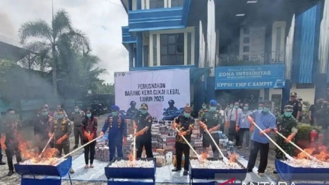 Bea Cukai Sampit memusnahkan ratusan ribu batang rokok ilegal dan miras senilai hampir satu miliar rupiah, menekan peredaran barang ilegal dan mengamankan penerimaan negara.