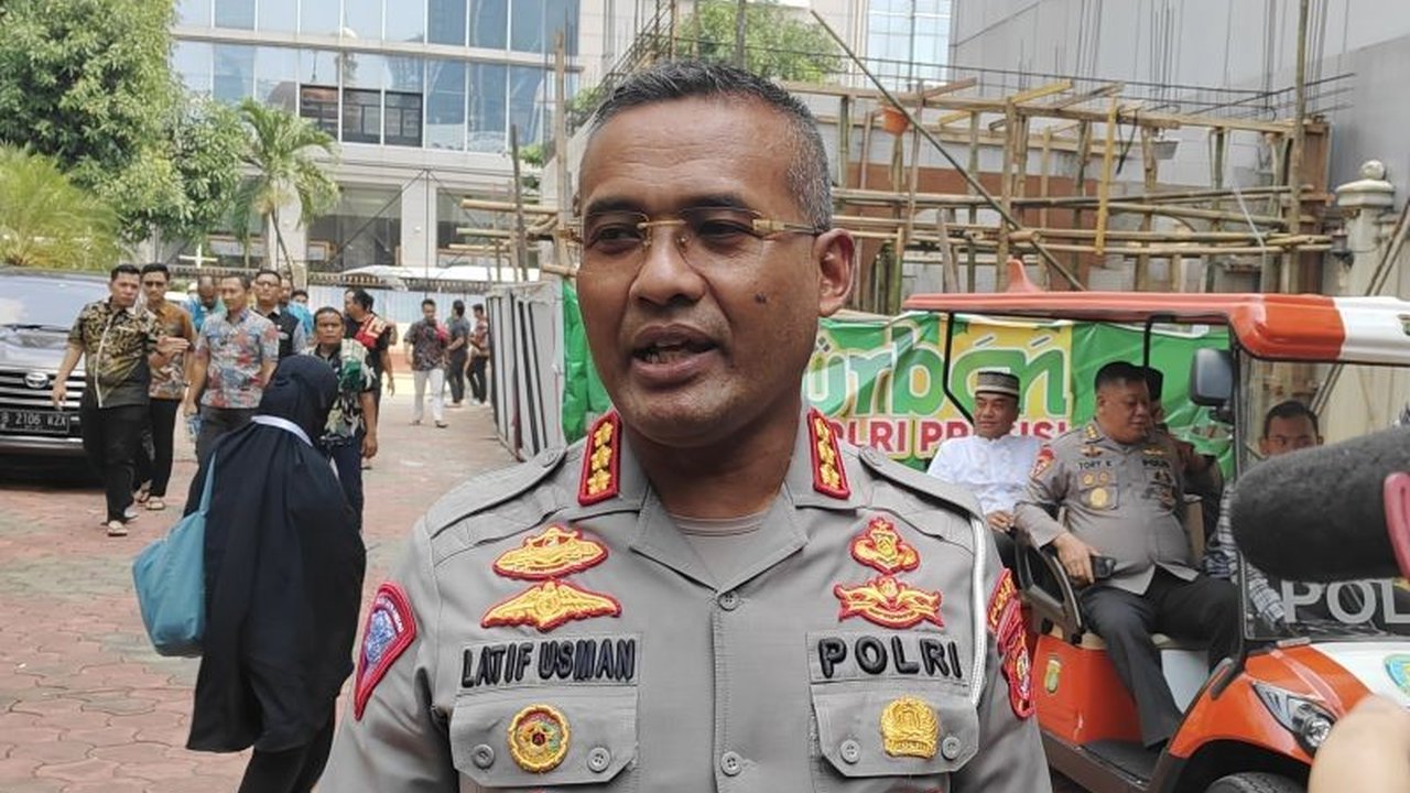 Kepadatan lalu lintas di Tol Dalam Kota Jakarta pada jam sibuk sore hari menjadi alasan Direktorat Lalu Lintas Polda Metro Jaya membuka akses bahu jalan di ruas Semanggi-Cawang berdasarkan data Jasa Marga.