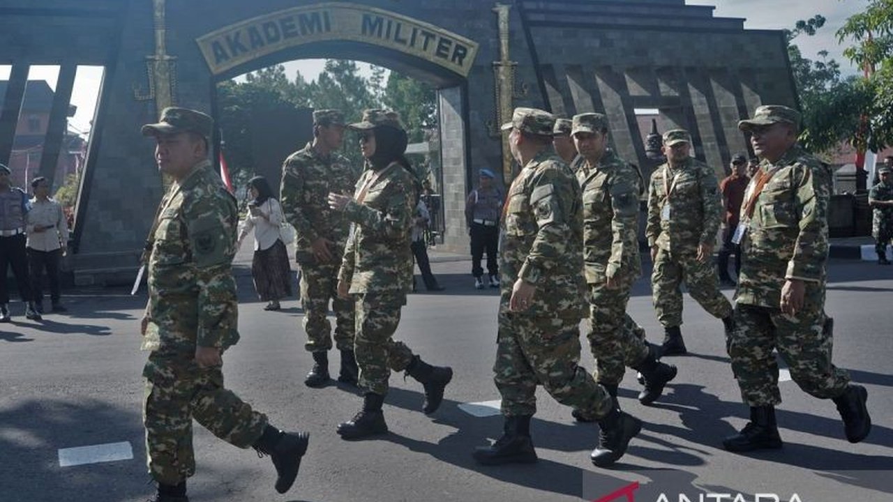 Presiden Prabowo Subianto mengunjungi Akmil Magelang untuk bertemu kepala daerah, memimpin upacara Parade Senja, dan membangun sinergi pemerintah pusat dan daerah.