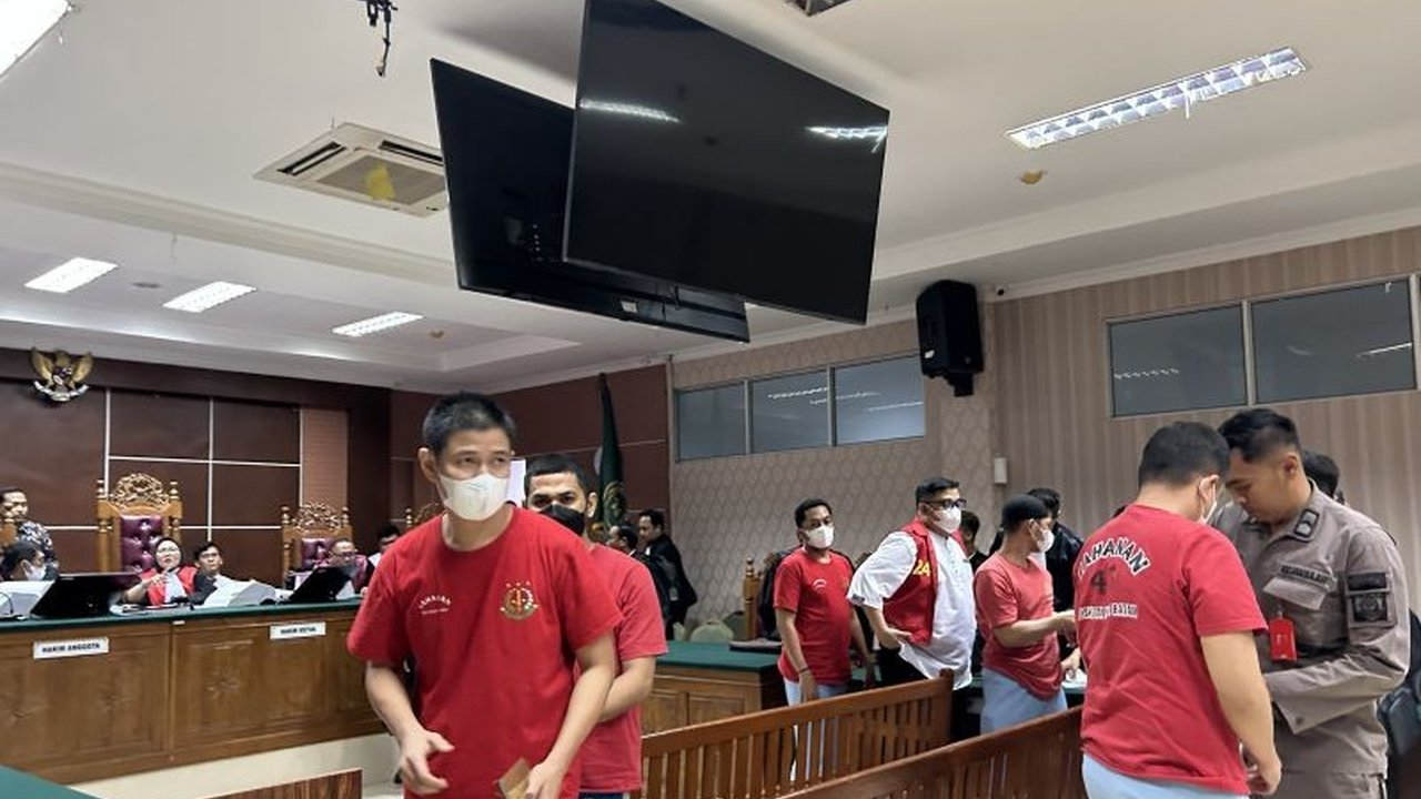 Sidang kasus narkoba 12 terdakwa, termasuk mantan Kasatresnarkoba Polresta Barelang, diwarnai kejanggalan setelah dua saksi dari Polda Kepri mencabut keterangan BAP mereka di Pengadilan Negeri Batam.