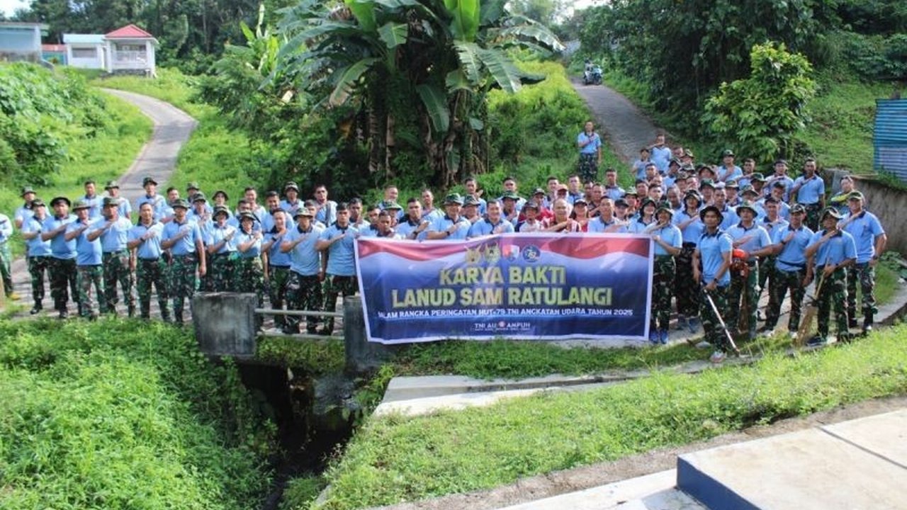 Lanud Sam Ratulangi bersama warga Kelurahan Lapangan, Manado, menggelar karya bakti dalam rangka HUT ke-79 TNI AU, menunjukkan sinergi menjaga lingkungan yang bersih dan sehat.