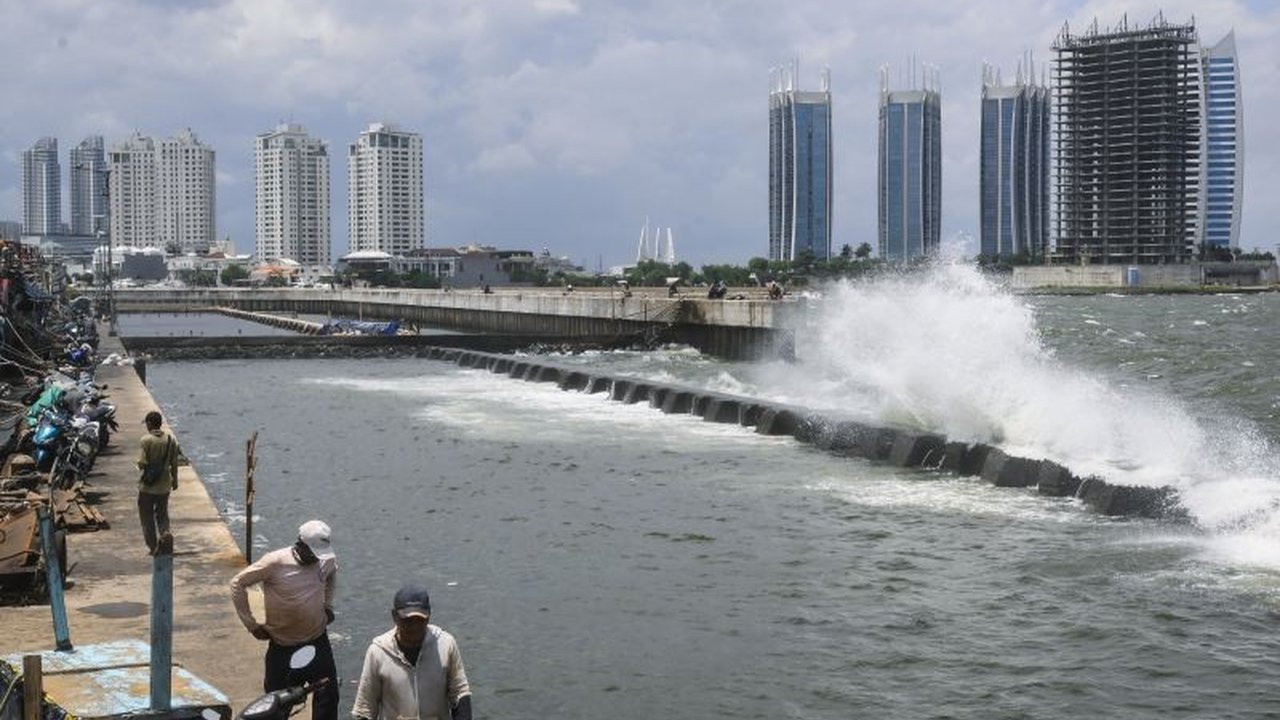 Pemprov Banten berharap proyek Giant Sea Wall yang membentang dari Banten hingga Gresik dapat mencegah abrasi di pesisir utara Banten dan melindungi lahan pertanian serta tambak masyarakat.