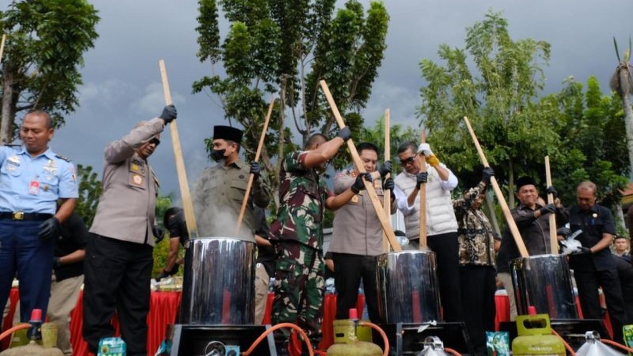 Polda Riau memusnahkan 184,5 kg sabu, 131.261 butir ekstasi, dan barang bukti narkoba lainnya senilai Rp223,9 miliar, menangkap 621 tersangka dalam operasi cipta kondisi Ramadan.