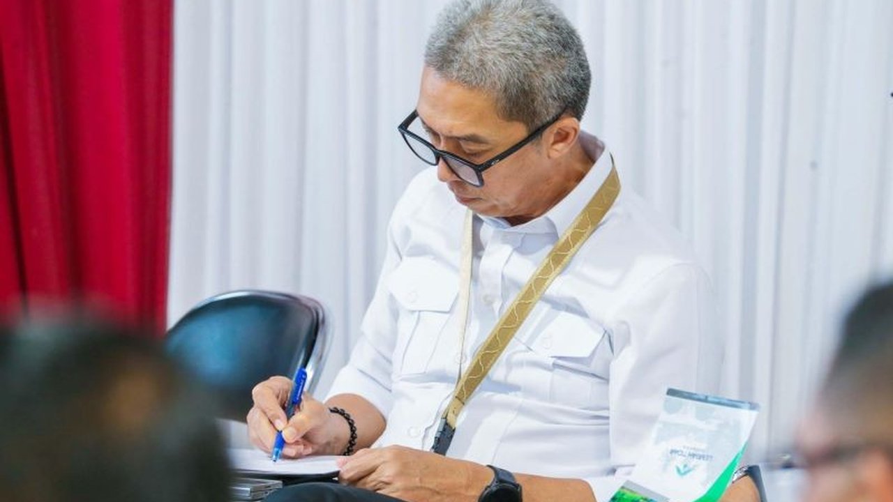 Wali Kota Bogor, Dedie A. Rachim, meluncurkan hotline pengaduan untuk mengatasi keluhan masyarakat terkait perizinan yang sulit dan memakan waktu, sekaligus meningkatkan investasi di Kota Bogor.