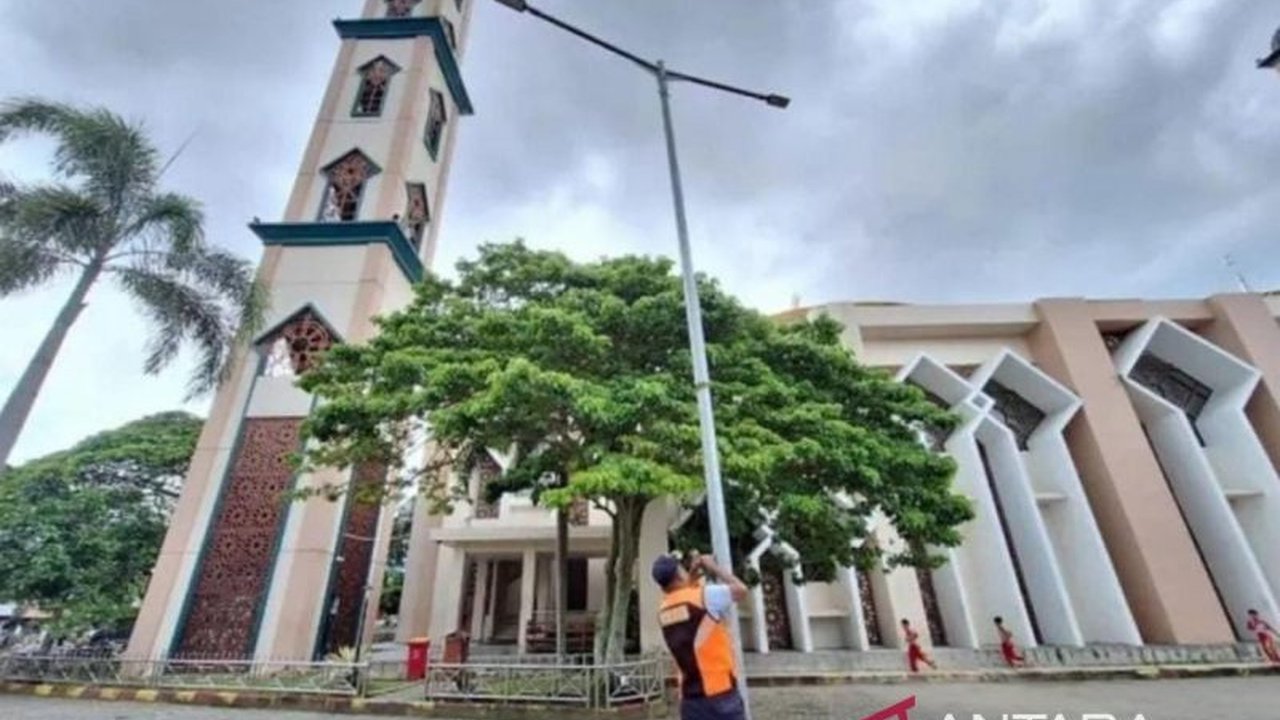 Dinas Perhubungan Kota Solok memperbaiki Penerangan Jalan Umum (PJU) di masjid-masjid menjelang Ramadhan 1446 H untuk memastikan keamanan dan kenyamanan masyarakat selama bulan suci.