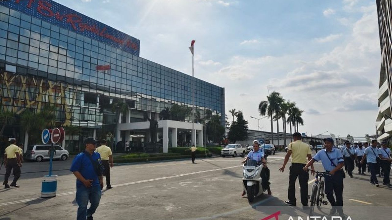 Pemerintah Kabupaten Sukoharjo berupaya meringankan beban 8.400 karyawan Sritex yang terkena PHK dengan memfasilitasi sekitar 8.000 lowongan pekerjaan dari berbagai perusahaan di Sukoharjo tanpa tes masuk.