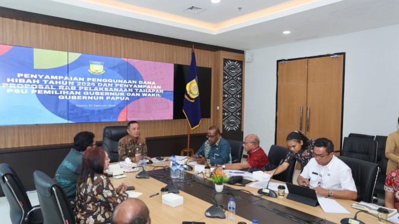 Gubernur Papua, Ramses Limbong, meminta KPU Provinsi Papua untuk melakukan efisiensi anggaran dalam persiapan Pemungutan Suara Ulang (PSU) Pilkada, demi menyukseskan proses demokrasi di tengah refocusing anggaran daerah.