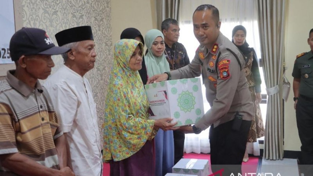 Kepolisian Resor Bangka Tengah menggelar bakti sosial presisi, berkolaborasi dengan pemuda, untuk membantu warga kurang mampu dalam menyambut Ramadhan 1446 H.